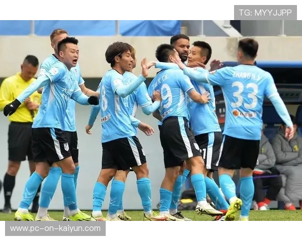 大连球员备战画面曝光，球员士气高昂被媒体捕捉