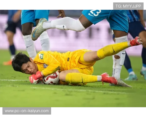 贺惯离门2米踢飞！武汉三镇遭炮轰：没魂了，真是脸都不要了